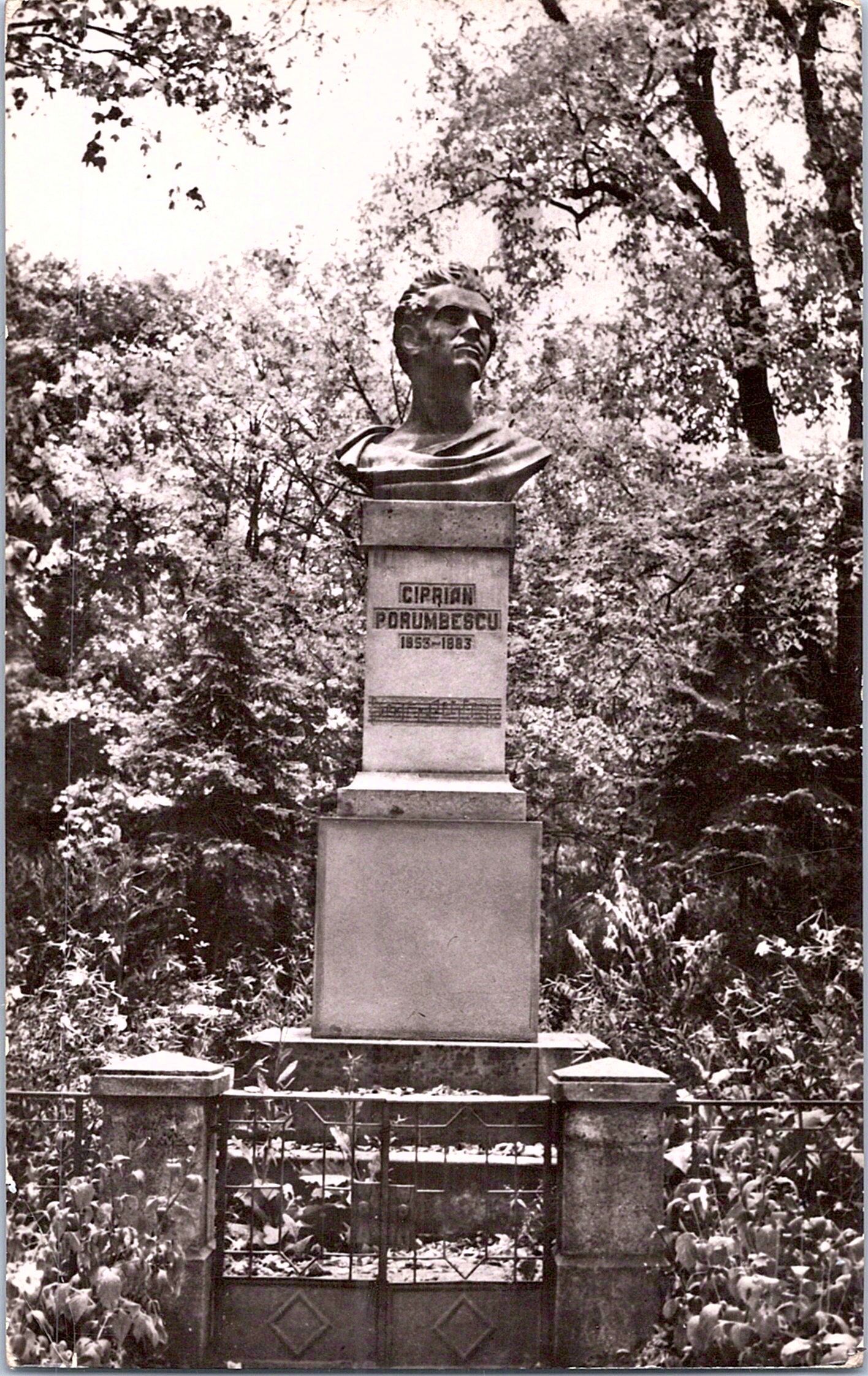 Suceava - Statuia compozitorului Ciprian Porumbescu