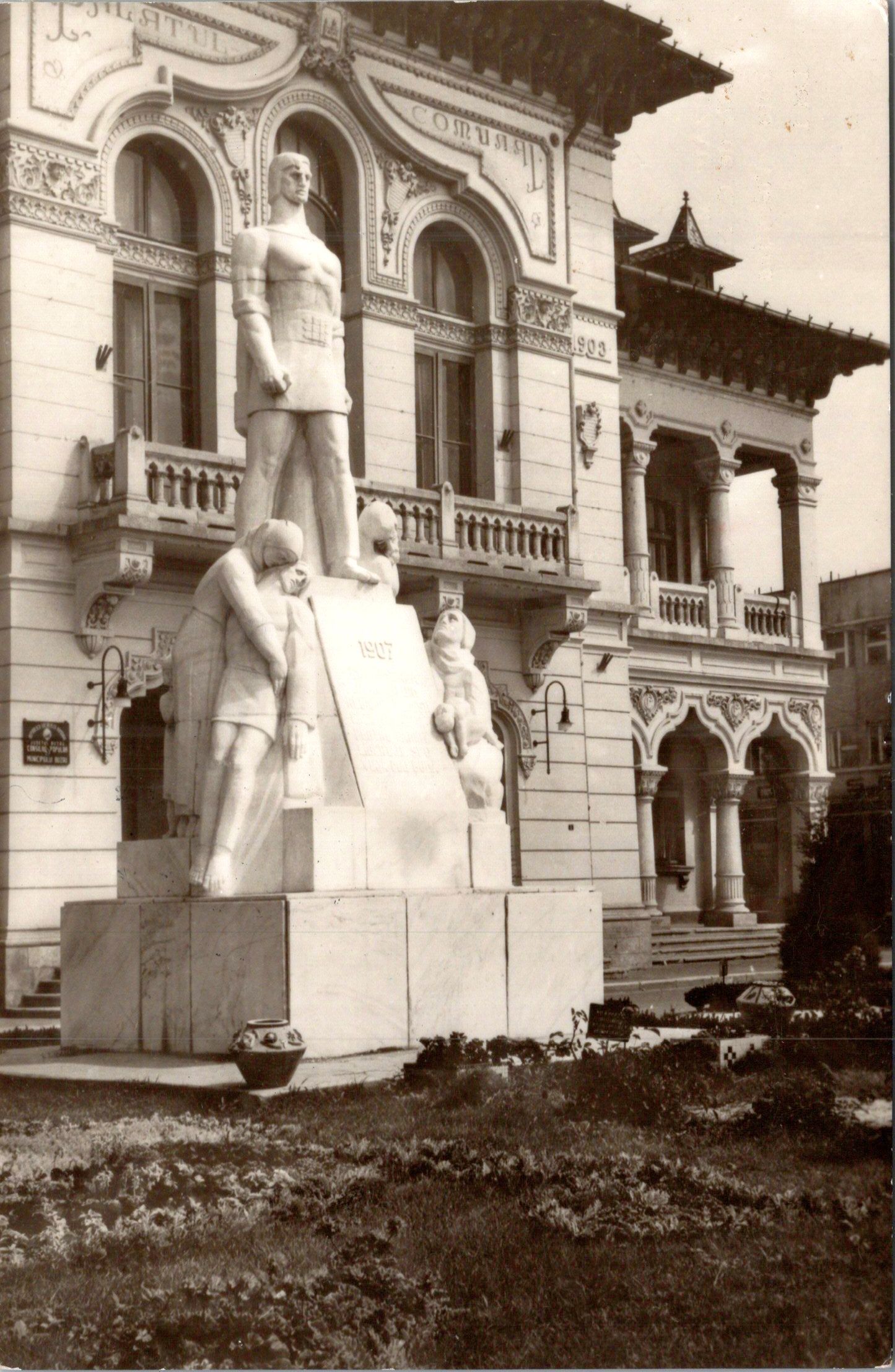 Buzău. Monumentul răscoalei țărănești din 1907, de C. Mendrea