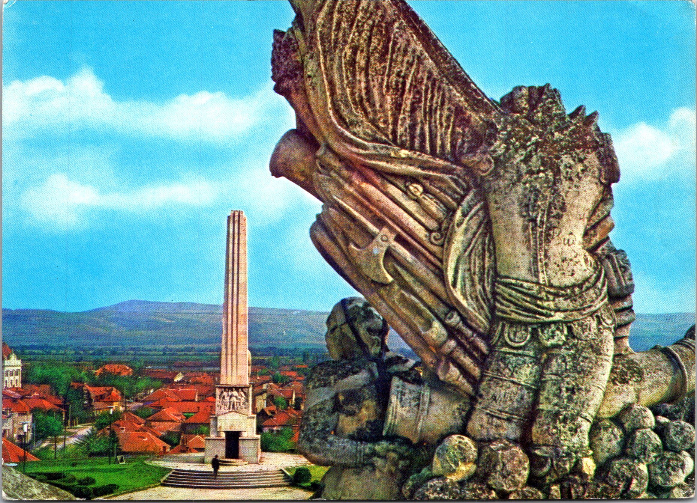 Alba Iulia - vedere spre obeliscul „Horia, Cloșca și Crișan”