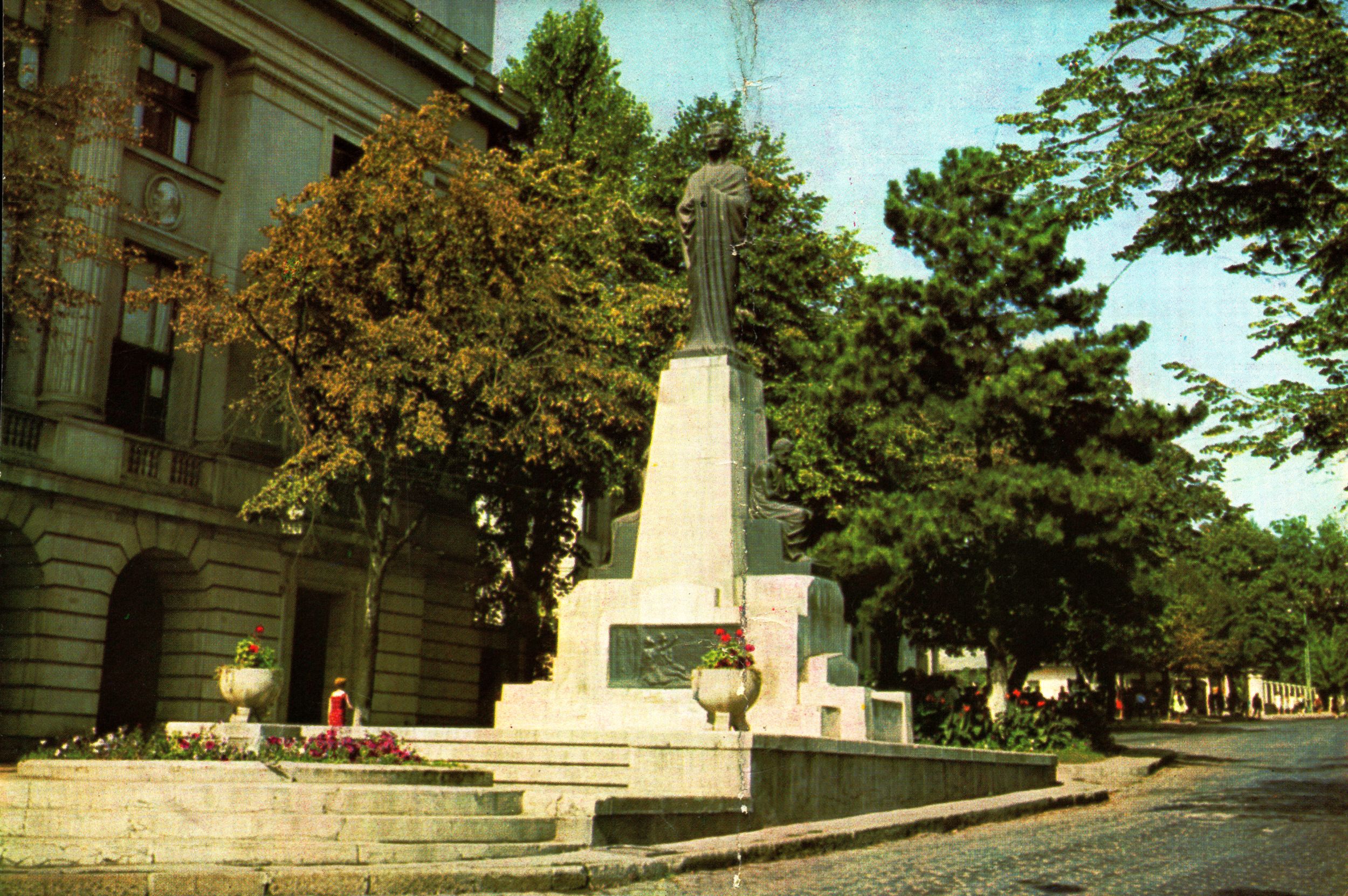 Iași - Statuia lui Eminescu