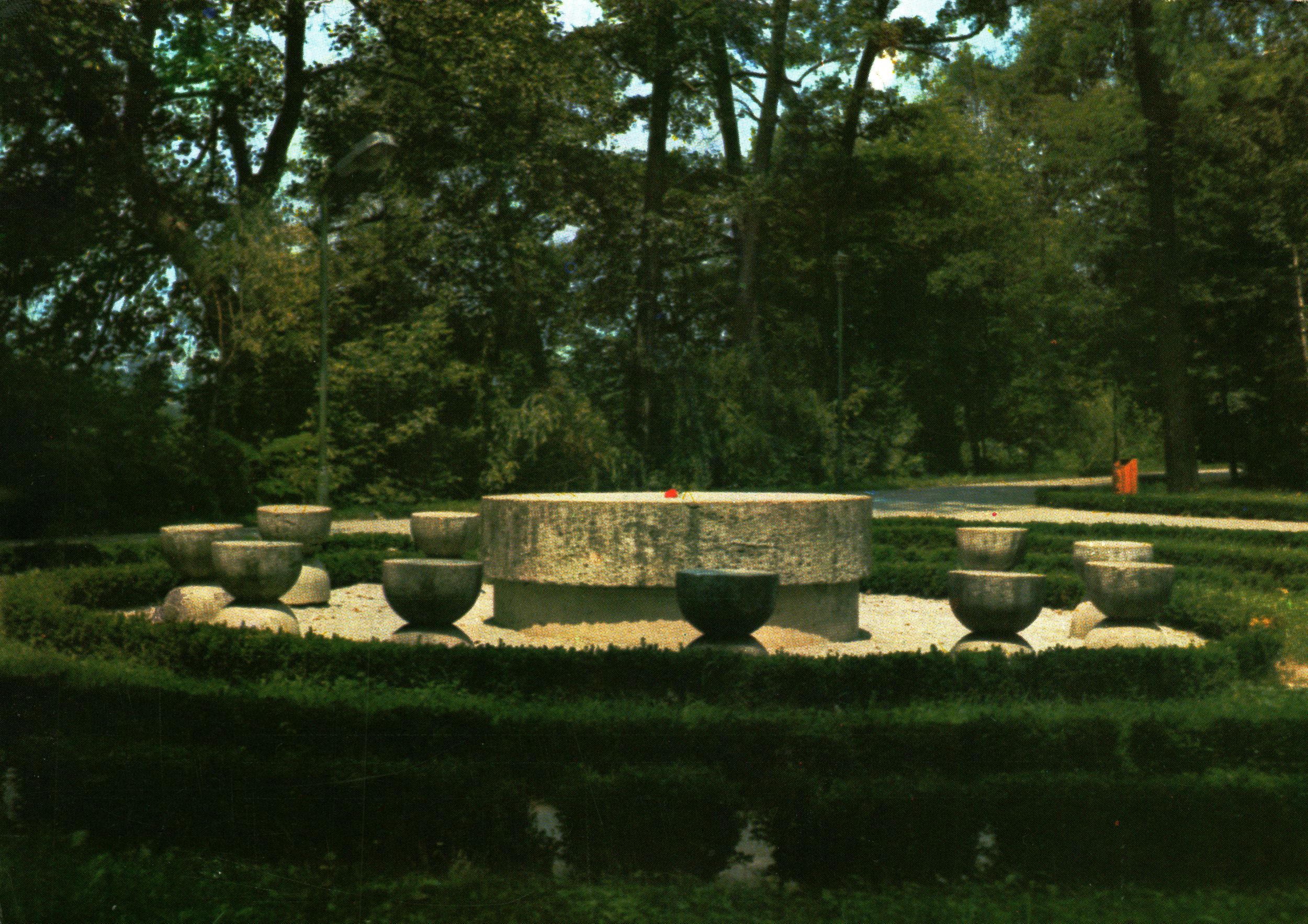 Târgu Jiu - „Masa Tăcerii” de Constantin Brâncuși, lucrare realizată între anii 1937-1938