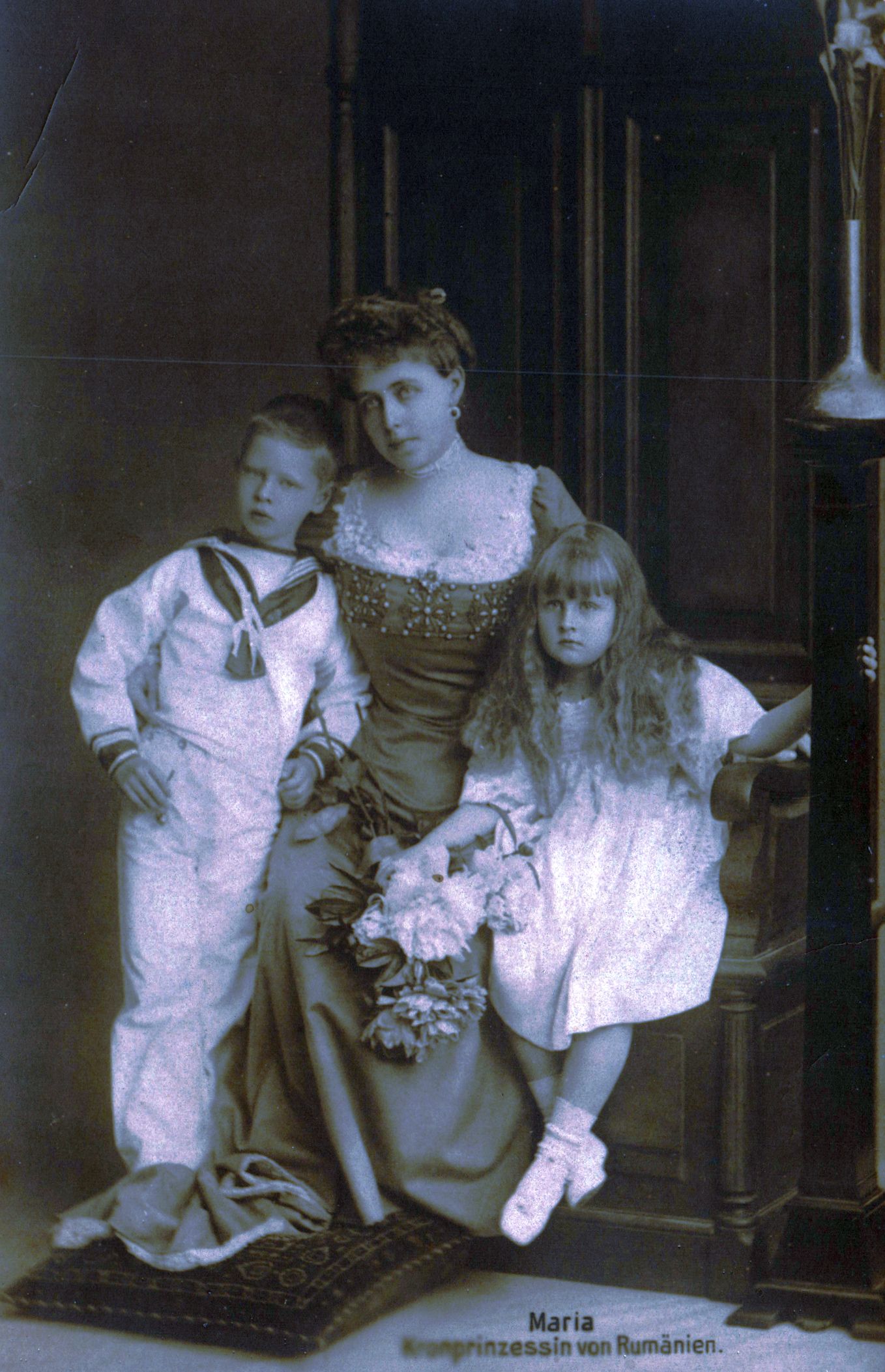 Maria, Prințesa de coroană a României, împreună cu Prințesa Elisabeta și Prințul Carol