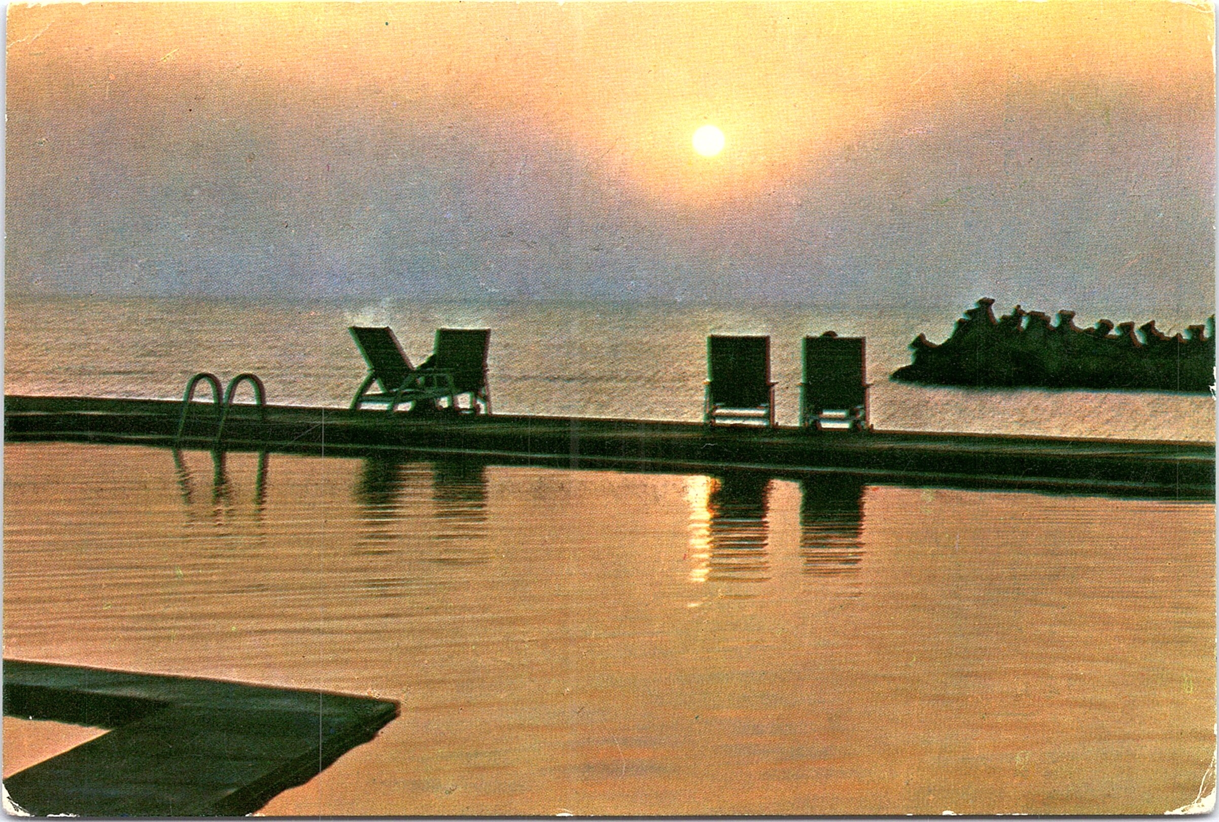 Neptun. Răsărit de soare la mare