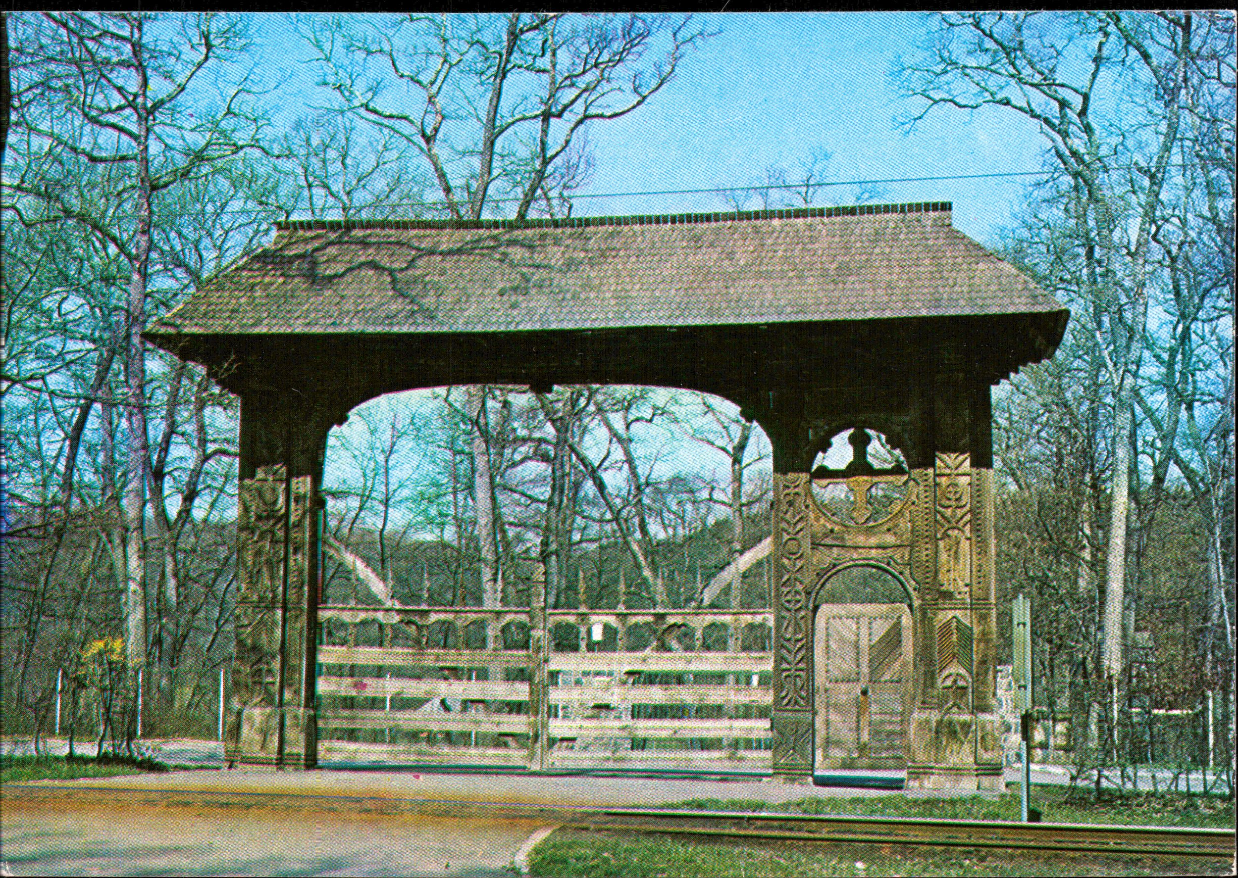 Poartă monumentală sculptată